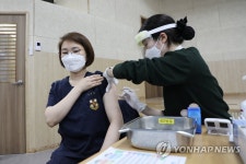 국방부 군 병원 의료진 코로나 백신 1차 접종 완료