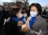 지지자들과 인사하는 박영선 후보