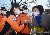 119대원들과 주먹인사하는 박영선 후보