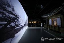 한옥에서의 사계절 풍경과 삶