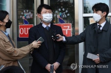 질문 답하는 숭문고 교장