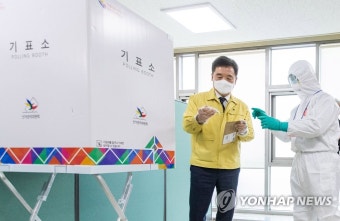 서울시장 권한대행, 특별사전투표소서 모의 투표