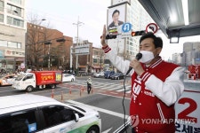 유세차량에 올라 연설하는 오세훈 후보