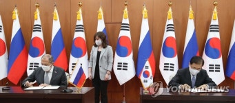 교류계획서에 서명하는 정의용-세르게이 장관