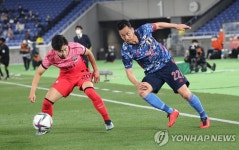 볼 다툼하는 이강인