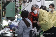 외국인 노동자 사업장 찾은 이재갑 장관