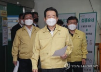 종로구보건소 접종실 들어서는 정세균 총리