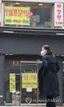 명동 거리에 붙은 임대 문의 안내문