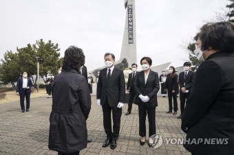 고 윤영하 소령 유족 위로하는 문 대통령