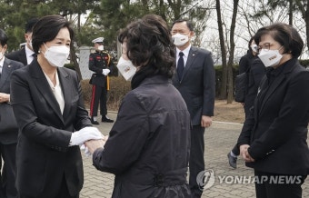 고 윤영하 소령 유족 위로하는 김정숙 여사
