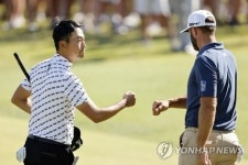 케빈 나 이봐, 컨시드 안 줬는데 왜 볼 집어…존슨에 쓴소리