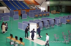 코로나19 예방접종센터에 냉동고 도착