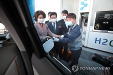 수소차 충전 시연하는 참석자들