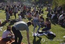 화창한 날씨에 프랑스 곳곳 인파운집…대규모 야외파티까지 열려
