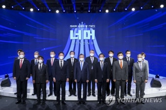 기념사진 촬영하는 문재인 대통령