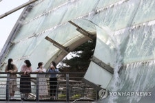 서초구 봄 맞아 아쿠아 아트 육교 가동