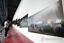 작품 감상하는 관람객, 제13회 광주비엔날레