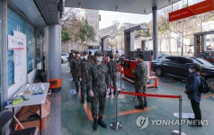 군 장병들, 주유소 사전투표