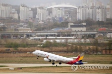 광주공항 활주로에서 이륙하는 여객기