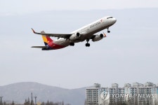 광주공항 이륙하는 여객기