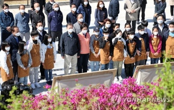 30억 그루 나무심기 추진계획 설명 듣는 문 대통령