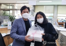 원주시 노조, 신규 공무원에게 축하 선물 전달