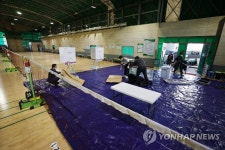 배드민턴 코트에 설치되는 투표소