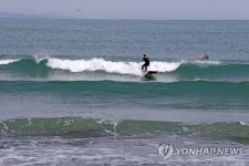 포항 해변서 파도타기