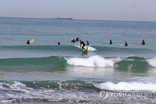 포항 해변서 파도타기