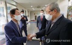투표소에서 만난 김종인-김현철
