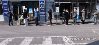 안경점 앞 투표 행렬