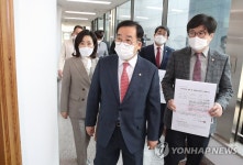선관위 항의 방문한 국민의힘 선대위