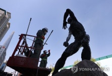 봄맞이 목욕하는 올림픽 상징 조형물