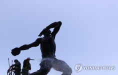 봄맞이 목욕하는 올림픽 상징 조형물