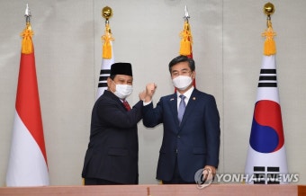 기념 촬영하는 서욱 장관과 프라보워 장관