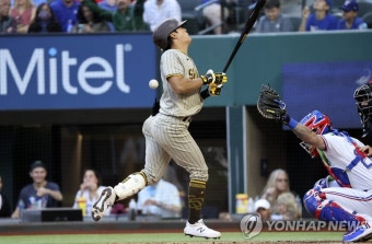 '드디어 터졌다' 김하성 MLB 첫 홈런…왼쪽 폴 맞힌 동점 솔로포(종합)