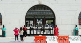 화창한 날 경복궁 나들이