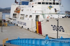 세월호 추모식에 해경 3009함…가족들 거부