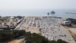 승용차 들어찬 안면도 꽃지해안공원 주차장