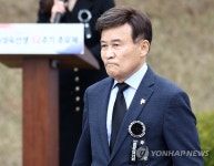 굳은 표정으로 단상 내려오는 김원웅 회장