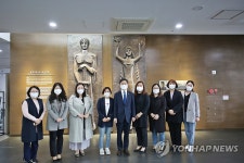 유엔평화기념관 서포터즈와 기념 촬영하는 보훈처 차장