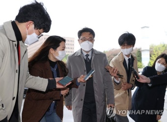 '질문 받으며 출근'