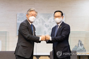 이재명 경기도지사와 인사하는 더불어민주당 홍영표 의원