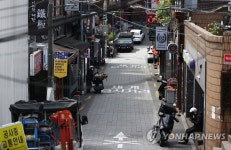 점심시간에도 썰렁한 세계음식거리