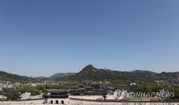 경복궁과 푸른 하늘