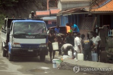 카리브해 화산 이재민들, 물 부족 속에 코로나19 확산 우려까지