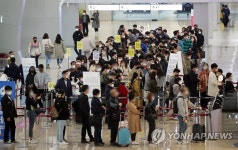 여행객들로 발 디딜 틈 없는 김포공항 국내선 청사