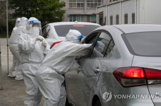 검체 채취하는 의료진, 담양 임시선별진료소