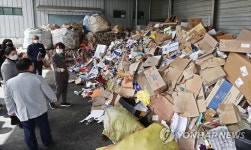 재활용수집소 찾은 한정애 환경부 장관