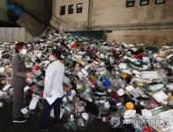 재활용수집소 찾은 한정애 환경부 장관